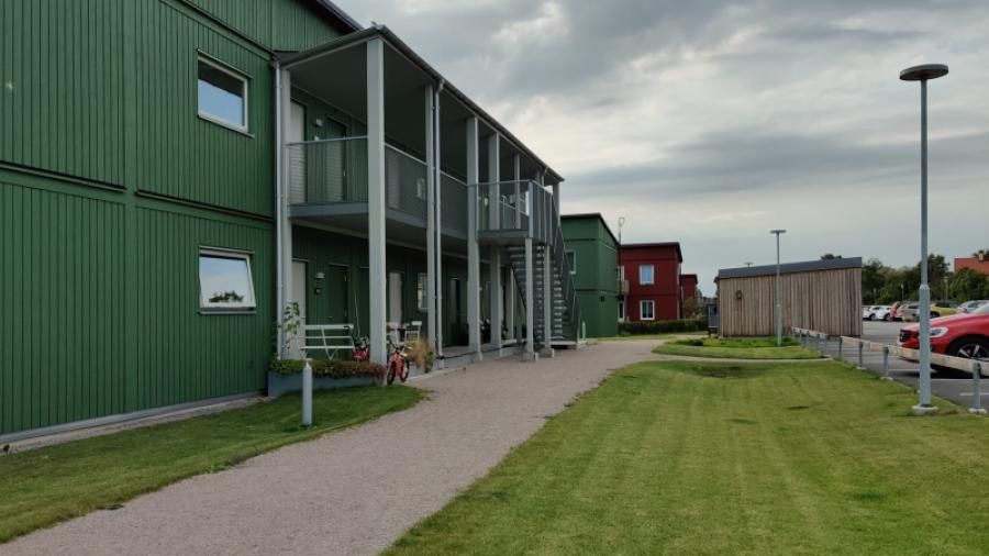 Hus mot parkeringen, Hjulaxelvägen 112 - 150